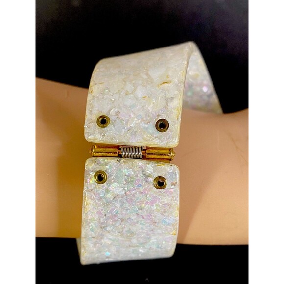 Retro MCM Lucite Iridescent Bold Bypass Crossover Clamper Art Deco Bracelet - Picture 4 of 8